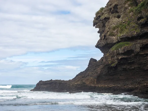 View South Side Kaiwhare Point Cliff Piha Blowhole Entrance — Stock Photo, Image