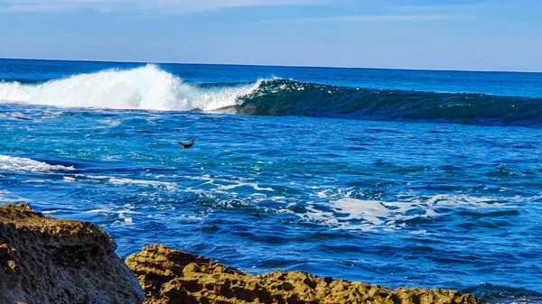 Uma Onda Barril Perto Praia Rochosa — Fotografia de Stock