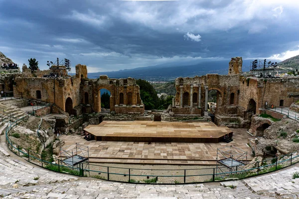 Antiguo Teatro Griego Taormina Fondo Volcán Etna Italia Cielo Está — Foto de Stock