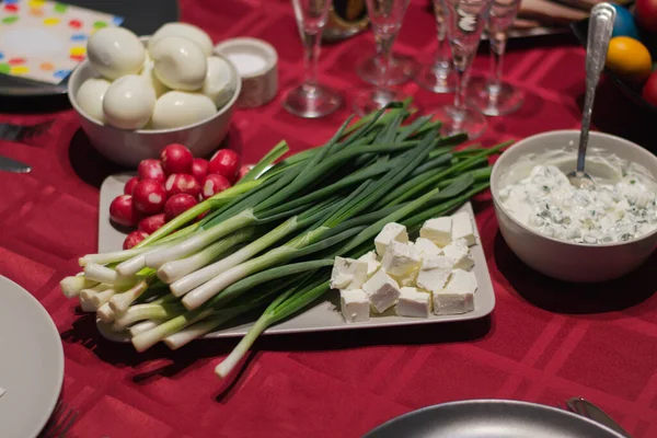 Ein Schuss Grüne Zwiebeln Käsequadrate Und Radieschen Serviert Auf Einem — Stockfoto