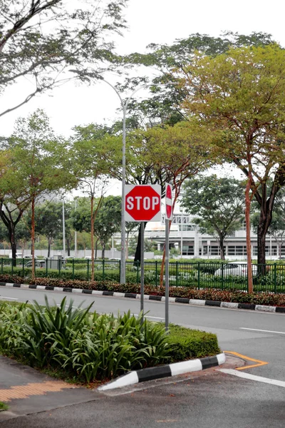 Вертикаль Червоного Кольору Stop Дорожнього Знаку — стокове фото