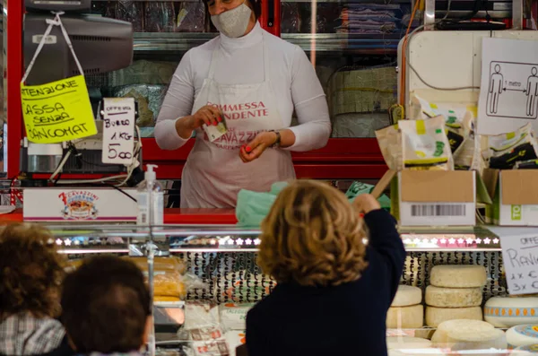 Cremona Itálie Dubna 2021 Lidé Nakupující Otevřeném Trhu Maskou Mezitím — Stock fotografie