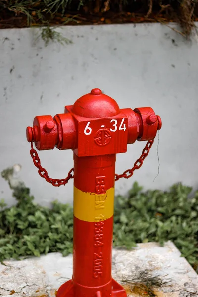 Close Hidrante Fogo Metal Pintado Vermelho Concreto Rua — Fotografia de Stock