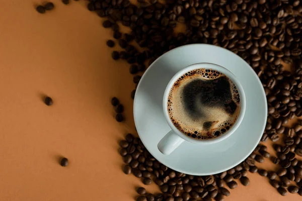 Top View Egy Csésze Friss Fekete Kávé Egy Narancssárga Felületen — Stock Fotó