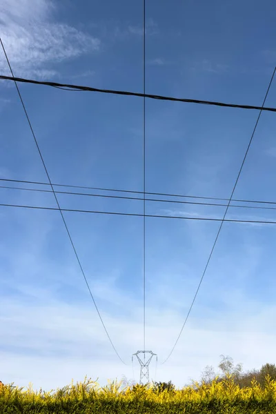 Een Verticale Opname Van Bovengrondse Hoogspanningsleidingen Auvergne Rhone Alpes Frankrijk — Stockfoto