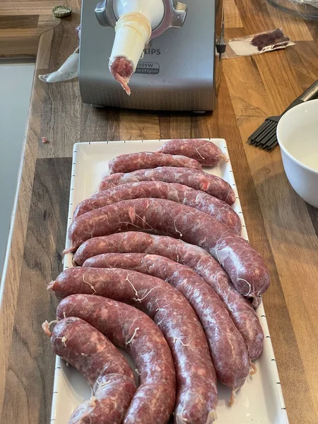 Una Vista Superior Salchichas Carne Recién Saladas Plato —  Fotos de Stock