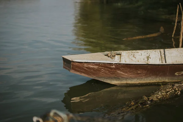 Egy Öreg Halászhajó Egy Lakban — Stock Fotó