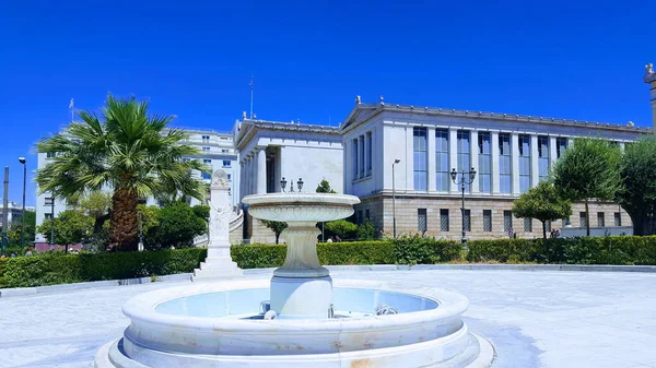 Афины Греция Июля 2017 Голубое Небо Дополняет Яркие Архитектурные Здания — стоковое фото