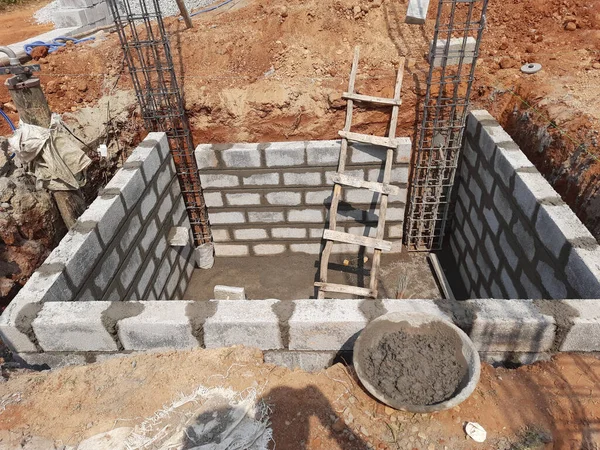 農村部のセメントブロックと人工砂と新しい建物の建設 — ストック写真