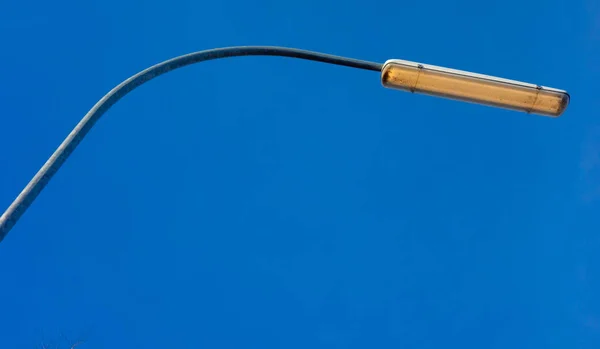 Zbliżenie Ujęcia Ulicznej Lampy Błękitnym Niebem Tle — Zdjęcie stockowe