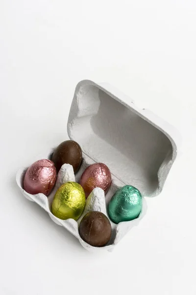 Tiro Ovos Brilhantes Coloridos Uma Caixa Fundo Branco — Fotografia de Stock