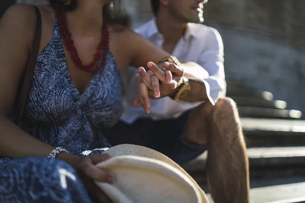 Primer Plano Una Hermosa Pareja Cogida Mano — Foto de Stock