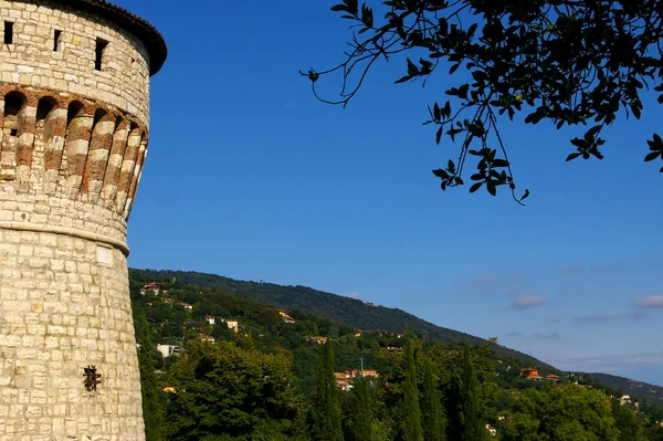 Una Toma Bajo Ángulo Del Castillo Brescia Contra Cielo Azul — Foto de Stock