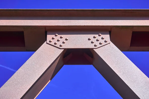 Růžový Natřený Ocelový Trám Spojeného Obloukového Mostu Proti Modré Obloze — Stock fotografie