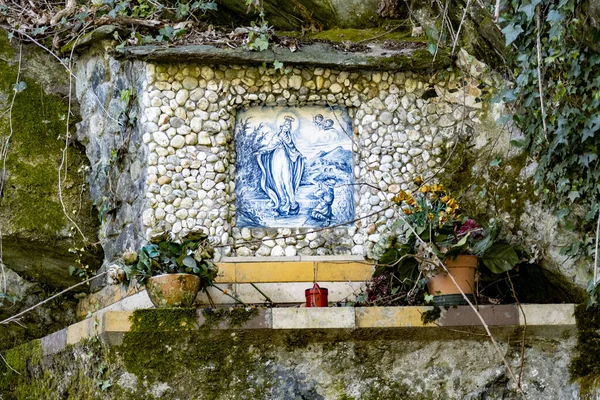 Niebieski Obraz Matki Boskiej Naturalnym Środowisku Meczetowymi Kamiennymi Ścianami Kwiatami — Zdjęcie stockowe