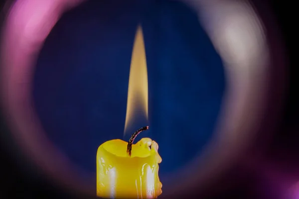 Primer Plano Una Vela Encendida Con Fondo Halo — Foto de Stock