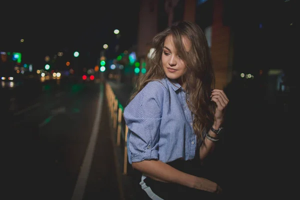 Een Mooie Bosnische Blanke Vrouw Die Nachts Straat Poseert — Stockfoto