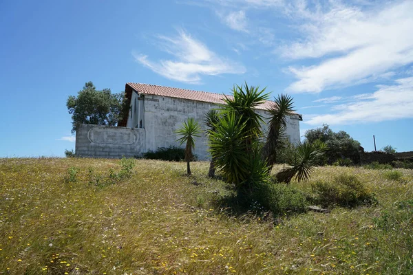 Paisaje Casa Terreno Montañoso Bajo Cielo Azul Nublado —  Fotos de Stock