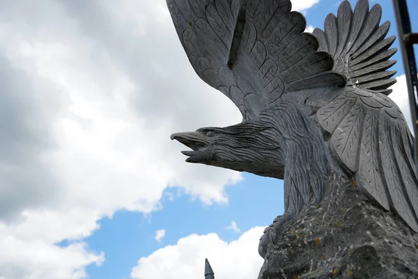 Tiro Ángulo Bajo Una Estatua Águila Feroz Contra Cielo Azul — Foto de Stock