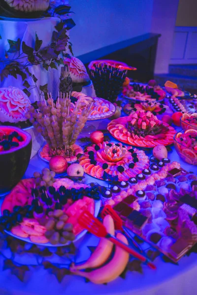 Eine Vertikale Aufnahme Köstlicher Obstsnacks Und Kekse Auf Tabletts Auf — Stockfoto