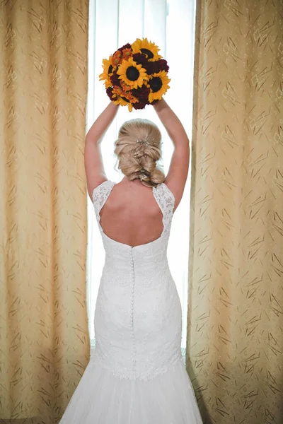 Eine Rückansicht Einer Sexy Braut Mit Rosen Und Einem Sonnenblumenstrauß — Stockfoto
