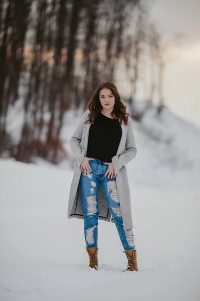 Disparo Vertical Una Joven Mujer Caucásica Con Estilo Posando Campo —  Fotos de Stock