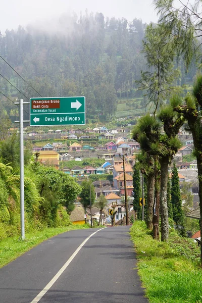 一条通向印度尼西亚布罗莫一个五彩斑斓的Ngadiwono小村庄的单条空巷 — 图库照片