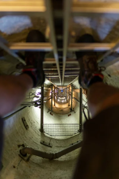 Constructeur Masculin Gravit Une Échelle Dans Tunnel — Photo