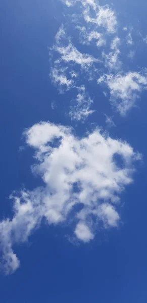 Tiro Vertical Céu Azul Com Algumas Nuvens — Fotografia de Stock