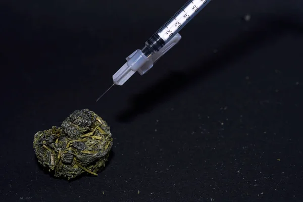 Closeup Shot Syringe Rolled Dried Marijuana Isolated Black Background — Stock Photo, Image