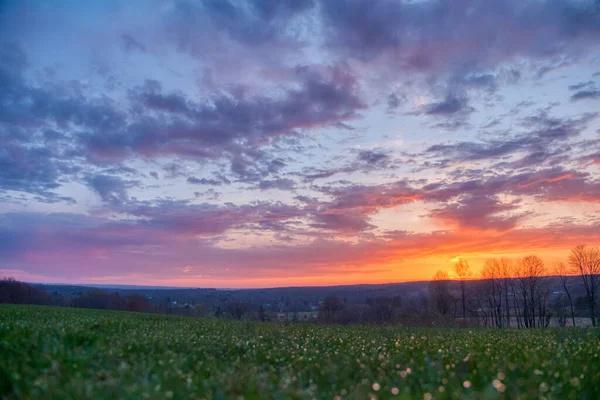 Een Adembenemend Zonsondergang Landschap Boven Een Grasveld Venango Pennsylvania — Stockfoto