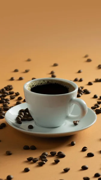 Primer Plano Una Taza Café Negro Fresco Sobre Una Superficie — Foto de Stock