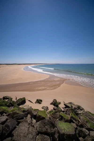 Вертикальный Кадр Скал Песчаном Берегу — стоковое фото