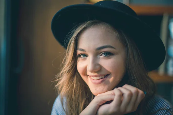 Enfoque Superficial Una Mujer Caucásica Sonriente Con Pelo Largo Usando —  Fotos de Stock