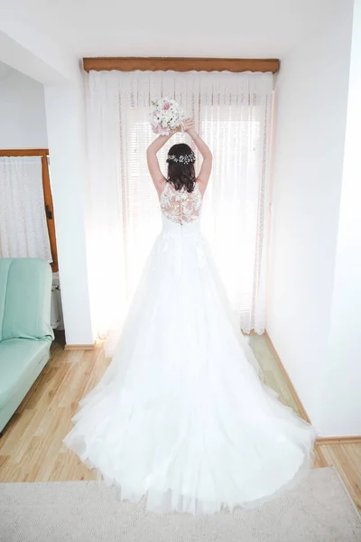 Eine Vertikale Aufnahme Der Braut Mit Einem Blumenstrauß Einer Garderobe — Stockfoto