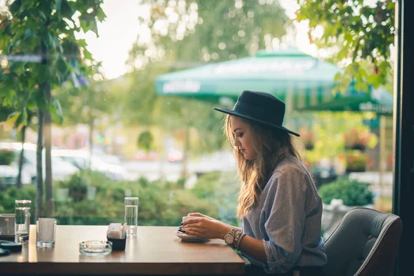 Een Prachtige Bosnische Blanke Vrouw Met Een Hoed Met Een — Stockfoto