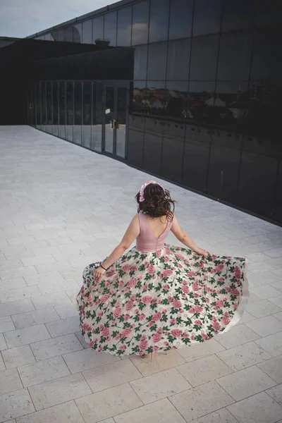 Çiçekli Bir Elbiseyle Kaldırımda Yürüyen Bir Kadının Dikiz Manzarası — Stok fotoğraf