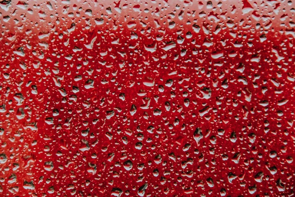 Primer Plano Gotas Agua Una Superficie Vidrio Rojo Fresco Para —  Fotos de Stock