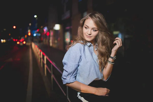 Focus Superficiale Una Giovane Donna Caucasica Con Capelli Lunghi Posa — Foto Stock