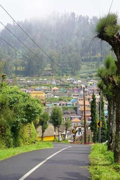 Una Calle Vacía Solo Carril Que Conduce Pequeño Pueblo Colorido — Foto de Stock