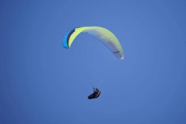 Bray Irland Kwi 2021 Człowiek Lata Paralotnią Pod Błękitnym Niebem — Zdjęcie stockowe