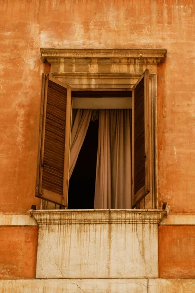 Plano Vertical Las Ventanas Abiertas Madera Antiguo Edificio Roma Italia — Foto de Stock