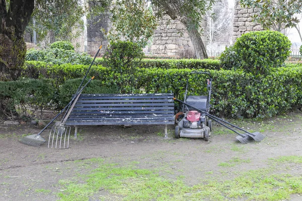 Las Herramientas Jardín Para Mantenimiento Los Jardines Municipales Banco —  Fotos de Stock