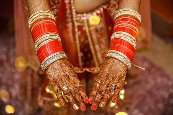 Mariée Indienne Mains Décorées Avec Mehendi Henna Pour Cérémonie Mariage — Photo
