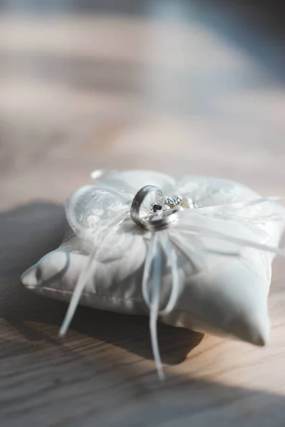 Vertical Shot Wedding Rings Tied White Pillow — Stock Photo, Image