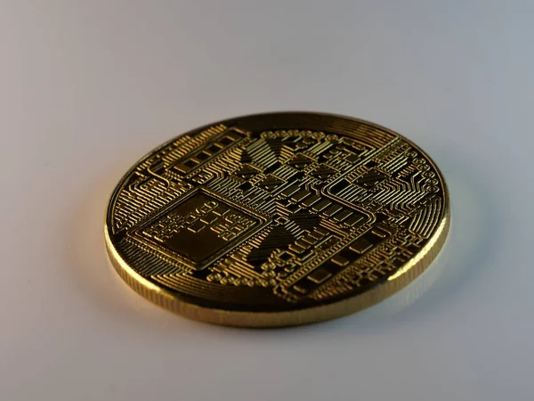 Beyaz Arka Planda Izole Edilmiş Bir Bitcoin Arka Tarafının Yakın — Stok fotoğraf