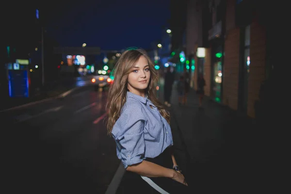 Una Hermosa Mujer Bosnia Caucásica Posando Calle Con Luces Ciudad —  Fotos de Stock