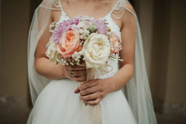 Uma Jovem Noiva Vestido Casamento Branco Segurando Buquê Casamento — Fotografia de Stock