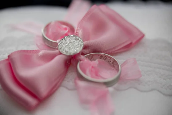 Primer Plano Anillos Boda Atados Una Cinta Rosa Preparada Para — Foto de Stock