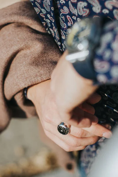 戴戒指和手表的女性手的特写镜头 — 图库照片